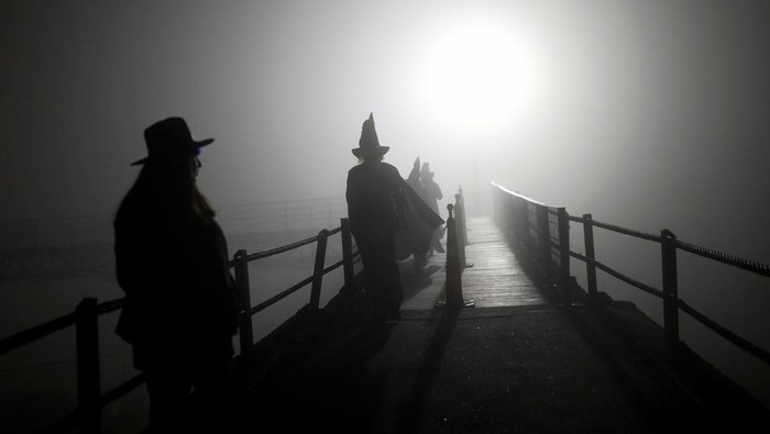 People walk on a footbridge before the opening ceremony of the Witches and Wizards Convention, on Friday the 13th at Paranapiacaba village, in Santo Andre, Brazil May 13, 2022. Picture taken May 13, 2022. REUTERS/Amanda Perobelli     TPX IMAGES OF THE DAY