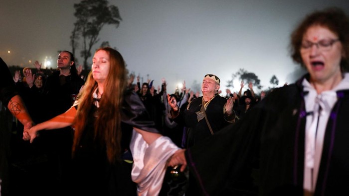 Saat Para 'Penyihir' Menggelar Pertemuan di Brasil, Begini Potretnya People take part of the opening ceremony of the Witches and Wizards Convention, on Friday the 13th at Paranapiacaba village, in Santo Andre, Brazil May 13, 2022. Picture taken May 13, 2022. REUTERS/Amanda Perobelli