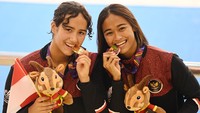 Atlet renang berdarah campuran Batak-Jerman, Masniari Wolf (kiri), sukses mengamankan medali emas di nomor 50m gaya punggung putri. Masniari ini baru berusia 16 tahun. (Aditya Putra/Antara Foto) 