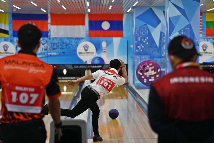 Aksi peboling Indonesia Ryan Leonard (tengah) Lalisang melempar bola pada nomor perorangan putra boling SEA Games 2021 Vietnam di Hero World Bowling Center, Hanoi, Vietnam, Senin (16/5/2022). Ryan meraih medali perunggu setelah menempati peringkat ketiga dengan 1.221 poin. ANTARA FOTO/Aditya Pradana Putra/rwa.