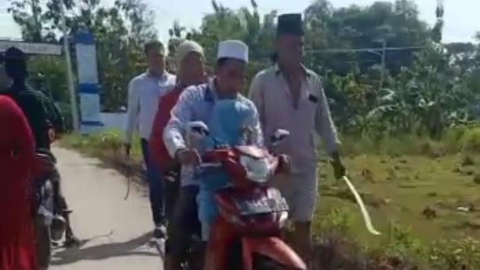 Sekelompok warga membawa celurit dan barang diduga senpi di Sampang