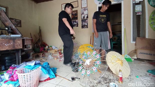 Sentra kerajinan payung geulis di Tasikmalaya.