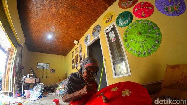 Sentra kerajinan payung geulis di Tasikmalaya.