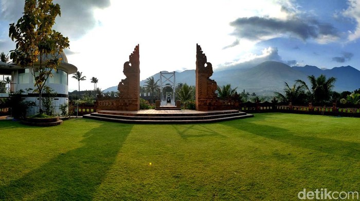 Ada tempat wisata baru yang menawarkan panorama alam menawan di Kabupaten Garut. Memiliki suasana seperti di Bali, tempat wisata ini cocok buat healing nih.
