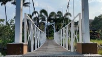 Lokasinya juga sangat dekat dengan Jalan baru Ibrahim Ajie yang ciamik. Saat sore hari, para kawula muda serta para pengendara yang melintas di tempat ini biasanya menyempatkan diri untuk berpose.