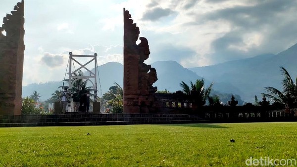 Udara sejuk khas pedesaan membuat tempat ini semakin menarik untuk dikunjungi. Di pagi hari, tempat ini biasanya digunakan oleh sejumlah emak-emak melakukan yoga. Selain itu, saat pagi hari pemandangan Gunung Guntur dan langit biru terlihat menawan dari sini. Udara sejuk khas pedesaan membuat tempat ini semakin menarik untuk dikunjungi. Di pagi hari, tempat ini biasanya digunakan oleh sejumlah emak-emak melakukan yoga. Selain itu, saat pagi hari pemandangan Gunung Guntur dan langit biru terlihat menawan dari sini.