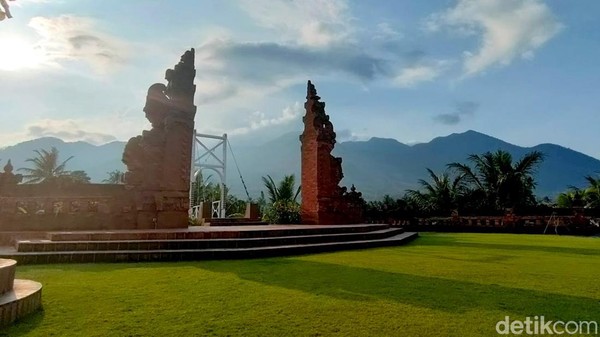 Yang paling sering dijadikan tempat berfoto adalah gapura yang ada di sana. Gapura tersebut membuat suasana di tempat ini serasa di Bali.