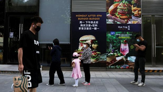 Shanghai secara bertahap akan mulai membuka kembali kegiatan bisnis seperti pusat perbelanjaan dan salon rambut, di pusat keuangan dan manufaktur China tersebut, setelah berminggu-minggu dalam penguncian ketat. (REUTERS/TINGSHU WANG)