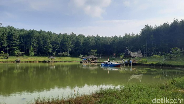 Situ Dewa Dewi Cipiit di Sukabumi
