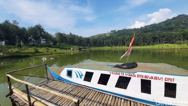 Harga tiket masuk wisata alam Situ Dewa Dewi Cipiit sangat terjangkau, yakni sebesar Rp 5.000 untuk weekdays dan Rp 7.500 untuk weekend. Sedangkan untuk camping, dikenakan tarif rata sebesar Rp 10.000. Khusus untuk high season seperti libur lebaran, tarif masuk wisata alam mengalami kenaikan sebesar Rp 2.500. Wisata alam Situ Dewa Dewi Cipiit buka setiap hari sejak pukul 07.00–16.00, dan untuk berkemah buka setiap hari sejak pukul 16.00–11.00. Harga tiket masuk wisata alam Situ Dewa Dewi Cipiit sangat terjangkau, yakni sebesar Rp 5.000 untuk weekdays dan Rp 7.500 untuk weekend. Sedangkan untuk camping, dikenakan tarif rata sebesar Rp 10.000. Khusus untuk high season seperti libur lebaran, tarif masuk wisata alam mengalami kenaikan sebesar Rp 2.500. Wisata alam Situ Dewa Dewi Cipiit buka setiap hari sejak pukul 07.00–16.00, dan untuk berkemah buka setiap hari sejak pukul 16.00–11.00.Â