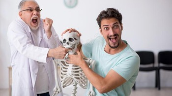 Tergigit tengkorak. Foto: Facebook.com/weirdstockeveryday/