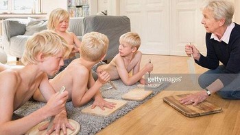 Latihan pisau. Foto: Facebook.com/weirdstockeveryday/