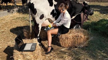 Cara moden memeras susu. Foto: Facebook.com/weirdstockeveryday/