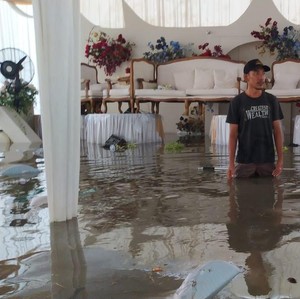 Pengantin Kebanjiran di Hari Pernikahan, Dekorasi Rusak, Begini Nasibnya Pengantin Kebanjiran di Hari Pernikahan, Dekorasi Rusak, Begini Nasibnya