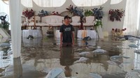 Pengantin Kebanjiran di Hari Pernikahan, Dekorasi Rusak, Begini Nasibnya