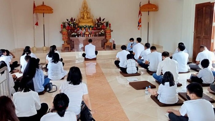 Suasana detik-detik perayaan Tri Suci Waisak di Vihara Ratana Dipa, Kendari.