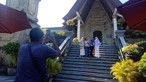 Suasana di Puja Mandala, kompleks wisata religi 5 agama yang ramai dikunjungi wisatawan pada Minggu (15/5/2022)