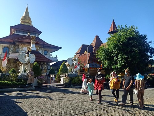Suasana di Puja Mandala, kompleks wisata religi lima agama yang ramai dikunjungi wisatawan pada Minggu (15/5/2022)