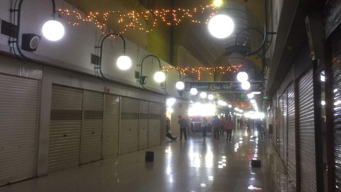 Suasana Mal Blok M sepi