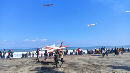 Suasana pantai Berawa, Badung,  Bali, Senin 16 Mei 2022. Pemuda Bali menikmati libur Waisak sambil mengikuti festival layang-layang