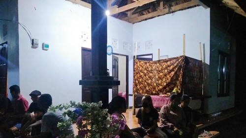 Suasana rumah duka korban gigitan anjing rabies yang meninggal di Desa Pebuahan, Kecamatan Negara. Senin (16/5/2022)