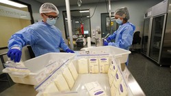 Kelangkaan susu formula bayi di AS memicu sejumlah ibu mendonorkan ASI mereka. Aksi mendonorkan ASI itu dilakukan agar para bayi bisa tetap makan.