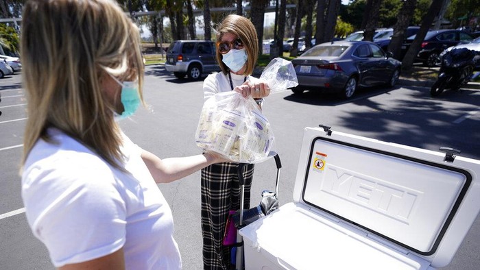 Susu Formula Langka di AS Picu Lonjakan Donor ASI Milk lab technician Nguyen Nguyen closes a refrigerator containing pasteurized donor human milk at the University of California Health Milk Bank, Friday, May 13, 2022, in San Diego. The U.S. baby formula shortage has sparked a surge of interest among moms who want to donate breast milk to help bridge the supply gap as well as those seeking to keep their babies fed. (AP Photo/Gregory Bull)