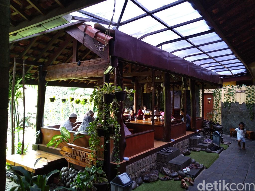 Tempat makan Sunda lesehan di Bekasi