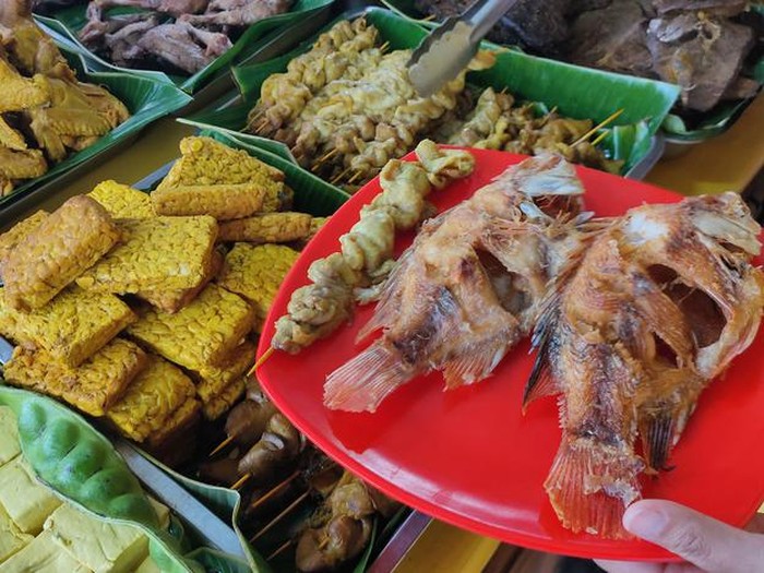 5 Rumah Makan Sunda di Bekasi yang Asyik Buat Makan Lesehan