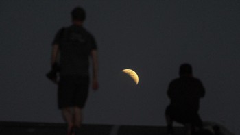 Seperti diketahui, fenomena Gerhana Bulan Total Blood Moon terlihat di langit sejumlah negara dunia pada 15-16 Mei 2022. (AP Photo/Ringo H.W. Chiu).