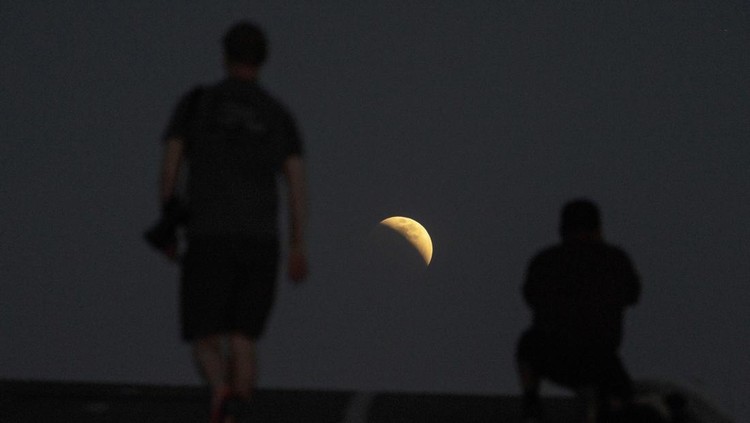 Terpesona Penampakan Gerhana Bulan Total di Langit Dunia Fenomena Gerhana Bulan Total Blood Moon terlihat di langit sejumlah negara dunia. Fenomena ini dapat dilihat di benua Amerika hingga Eropa. Ini fotonya.