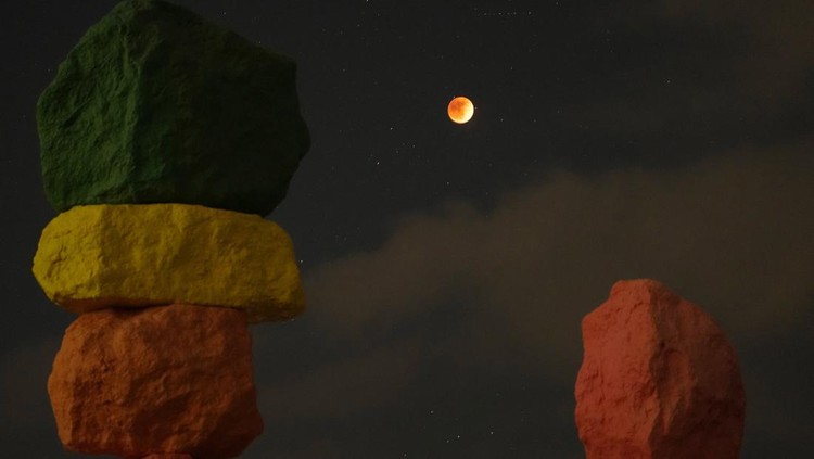 Fenomena Gerhana Bulan Total Blood Moon terlihat di langit sejumlah negara dunia. Fenomena ini dapat dilihat di benua Amerika hingga Eropa. Ini fotonya.