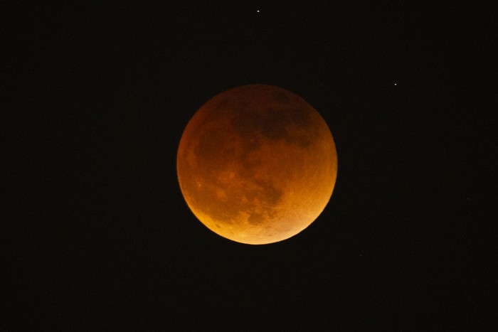 Fenomena Gerhana Bulan Total Blood Moon terlihat di langit sejumlah negara dunia. Fenomena ini dapat dilihat di benua Amerika hingga Eropa. Ini fotonya.
