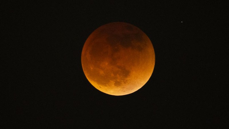 Fenomena Gerhana Bulan Total Blood Moon terlihat di langit sejumlah negara dunia. Fenomena ini dapat dilihat di benua Amerika hingga Eropa. Ini fotonya.