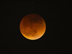 Terpesona Penampakan Gerhana Bulan Total di Langit Dunia
