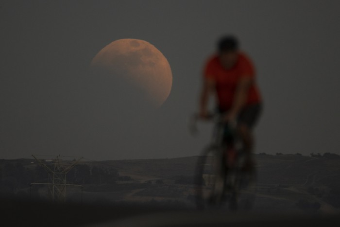 Fenomena Gerhana Bulan Total Blood Moon terlihat di langit sejumlah negara dunia. Fenomena ini dapat dilihat di benua Amerika hingga Eropa. Ini fotonya.