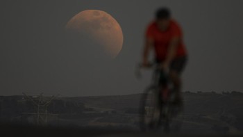 Fenomena ini juga sering dijuluki Blood Moon atau bila diterjemahkan ke bahasa Indonesia artinya Bulan berdarah. Andi menjelaskan gerhana Bulan total cenderung berwarna kemerahan yang disebabkan oleh pembiasan Rayleigh, yakni pembiasan sinar Matahari secara selektif oleh atmosfer Bumi. (AP Photo/Ringo H.W. Chiu) 