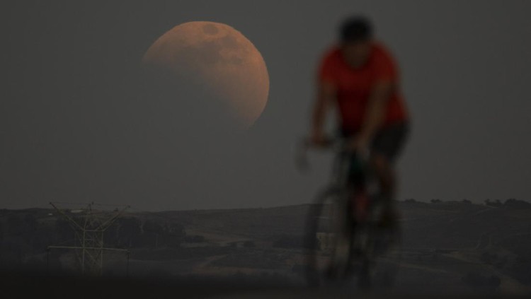 Fenomena Gerhana Bulan Total Blood Moon terlihat di langit sejumlah negara dunia. Fenomena ini dapat dilihat di benua Amerika hingga Eropa. Ini fotonya.