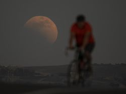 Terpesona Penampakan Gerhana Bulan Total di Langit Dunia