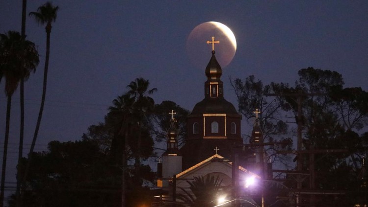 Fenomena Gerhana Bulan Total Blood Moon terlihat di langit sejumlah negara dunia. Fenomena ini dapat dilihat di benua Amerika hingga Eropa. Ini fotonya.