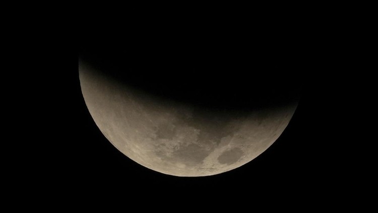 Terpesona Penampakan Gerhana Bulan Total di Langit Dunia Fenomena Gerhana Bulan Total Blood Moon terlihat di langit sejumlah negara dunia. Fenomena ini dapat dilihat di benua Amerika hingga Eropa. Ini fotonya.