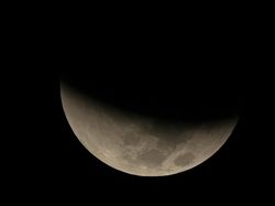 Terpesona Penampakan Gerhana Bulan Total di Langit Dunia