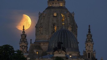 Selain di benua Amerika, fenomena gerhana bulan ini juga terlihat di langit sejumlah negara Eropa, salah satunya Jerman, Senin (16/5/2022). (Robert Michael/dpa via AP).