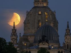 Terpesona Penampakan Gerhana Bulan Total di Langit Dunia