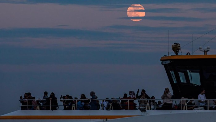 Fenomena Gerhana Bulan Total Blood Moon terlihat di langit sejumlah negara dunia. Fenomena ini dapat dilihat di benua Amerika hingga Eropa. Ini fotonya.