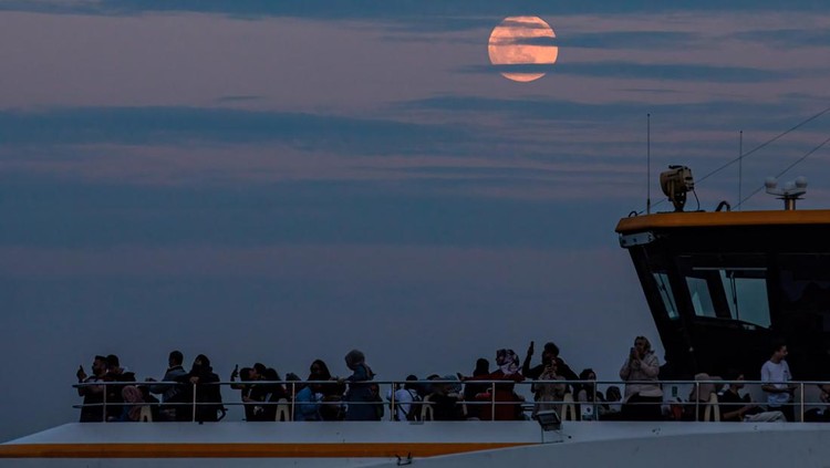 Terpesona Penampakan Gerhana Bulan Total di Langit Dunia Fenomena Gerhana Bulan Total Blood Moon terlihat di langit sejumlah negara dunia. Fenomena ini dapat dilihat di benua Amerika hingga Eropa. Ini fotonya.