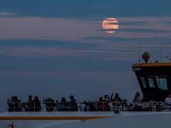 Terpesona Penampakan Gerhana Bulan Total di Langit Dunia