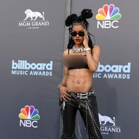 Suka bergaya seksi, Teyana Taylor menunjukkan sisi liarnya dengan busana bertema punk meets hip-hop. Namun, penampilan penyanyi R&B ini justru kelewat heboh lantaran siluet boots Crocs x Balenciaga yang terlalu bulky. (Foto: Bryan Steffy/WireImage)