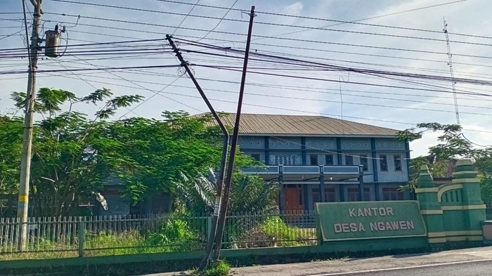 Tiang telepon di Klaten bengkok dan nyaris patah, Senin (16/5/2022).