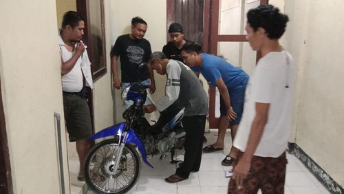 Tim Buser Satreskrim Polres Sumba Timur saat membekuk MNL alias Nasir terduga pelaku pencurian kendaraan bermotor bersama barang bukti yang berhasil diamankan.